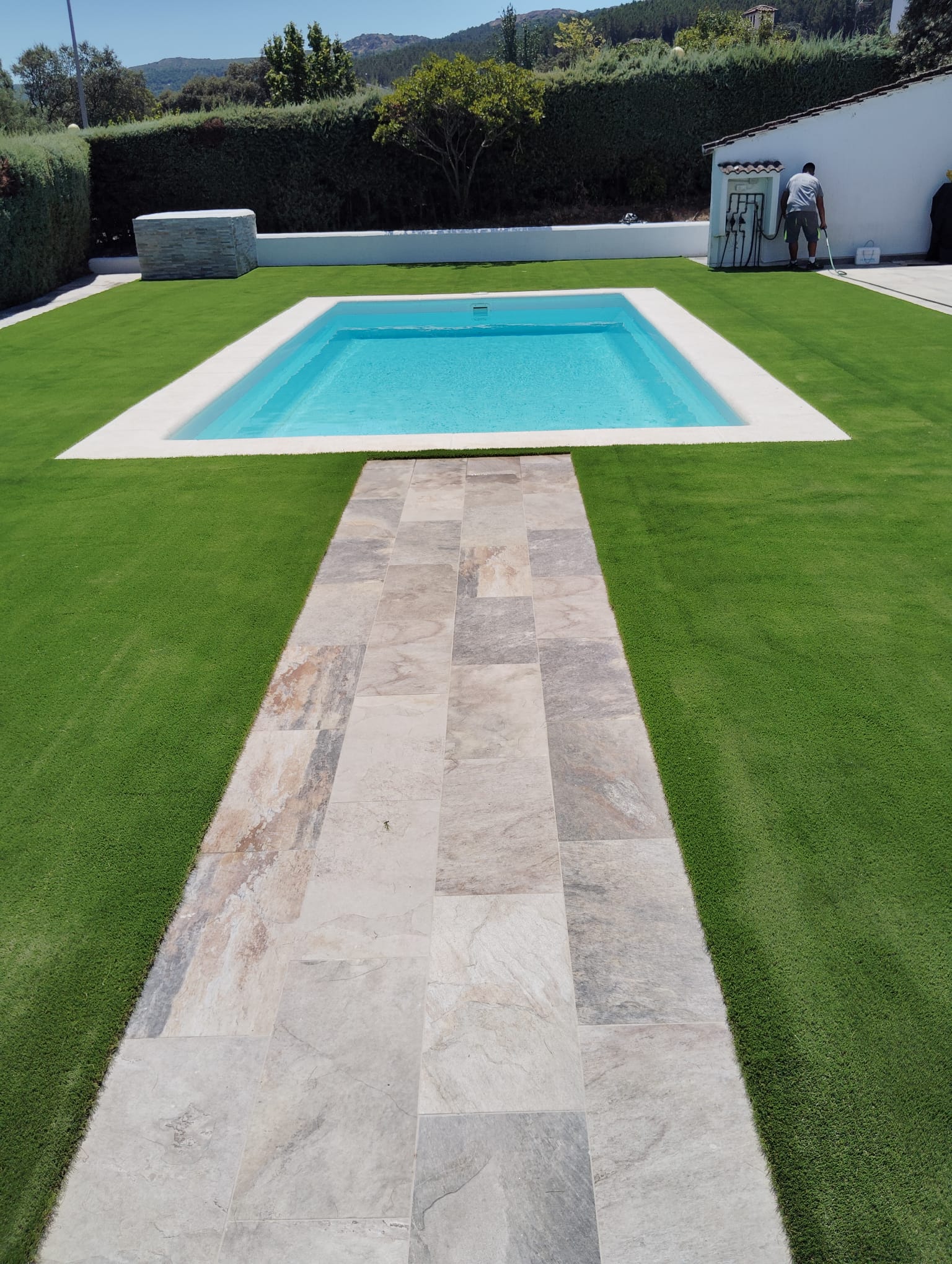 Césped artificial alrededor de piscina en una vivienda de Andalucia Césped artificial alrededor de piscina en una vivienda de Andalucia