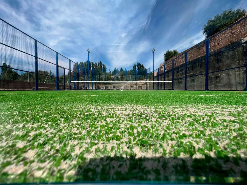 instalacion-cesped-artificial-pista-paddle-exterior