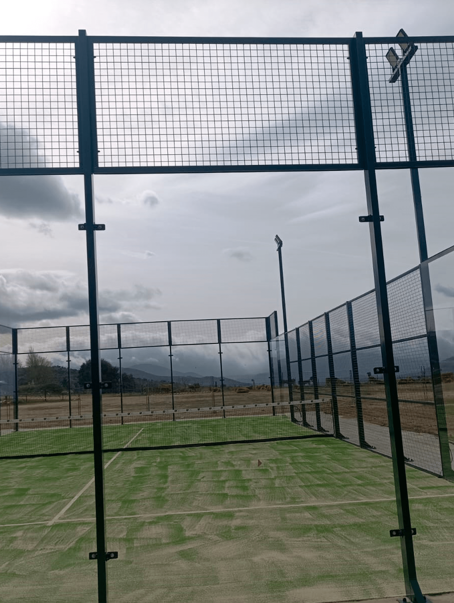 pista-de-padel-montaje-sevilla Instalación de césped artificial en pista de pádel