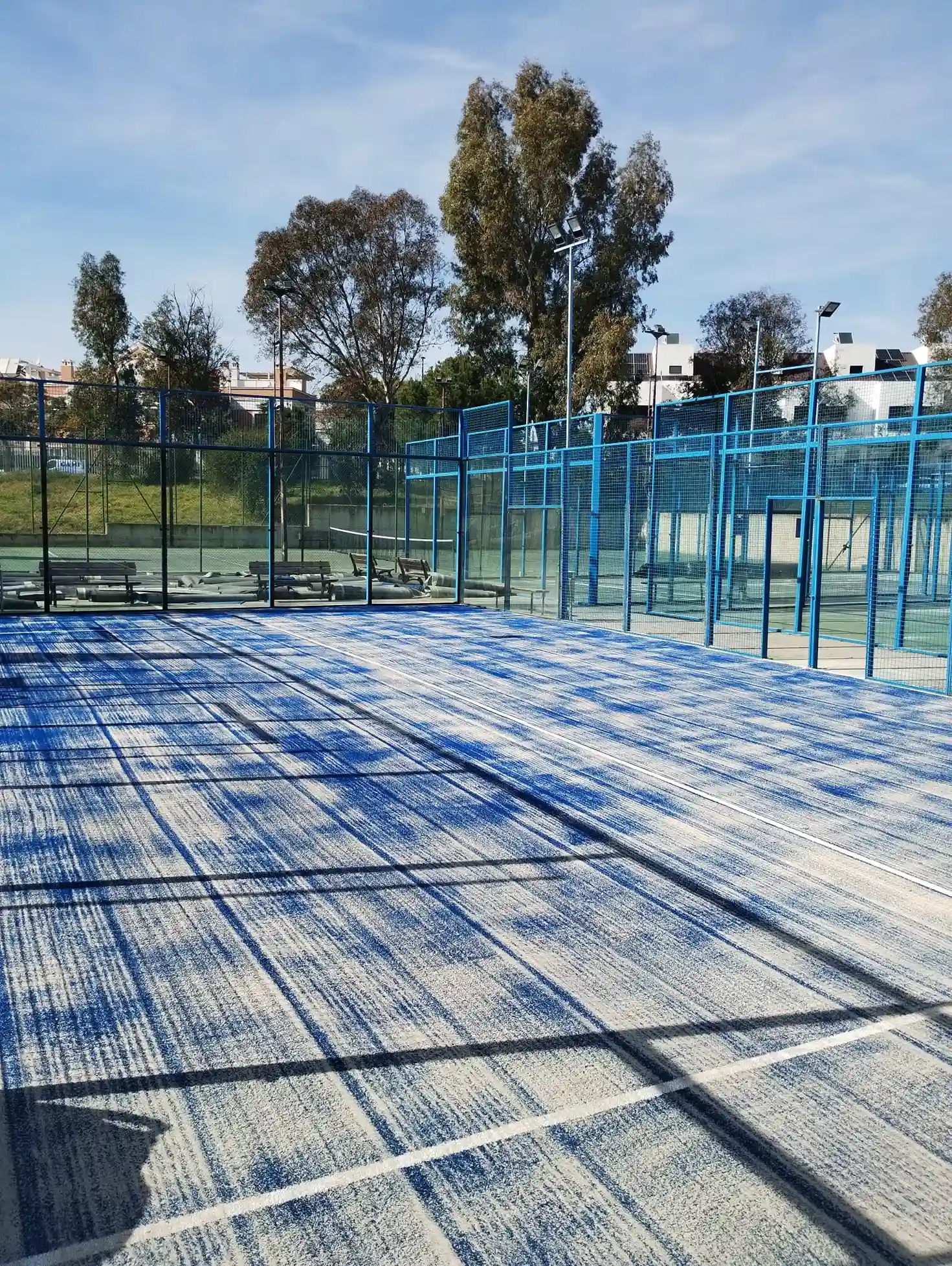 pista de cesped artificial en Sevilla_1_11zon Instalación de césped artificial en pista de pádel en Sevilla
